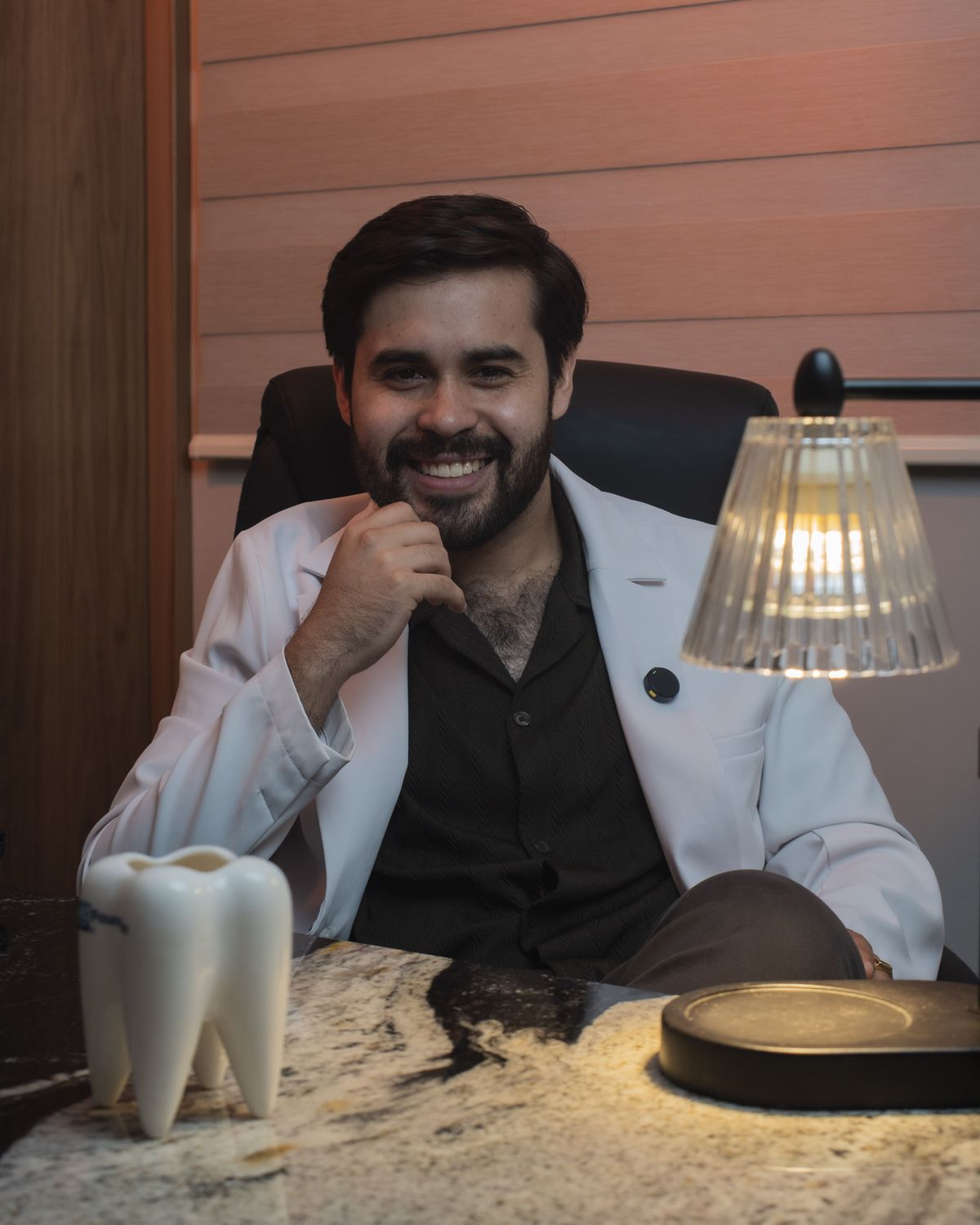 Dr. Alejandro Angulo, ortodoncista en Mazatlán, en su consultorio de Torre Alhma